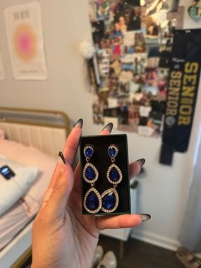 Elegant Blue Teardrop Crystal Drop Earrings - Unbranded